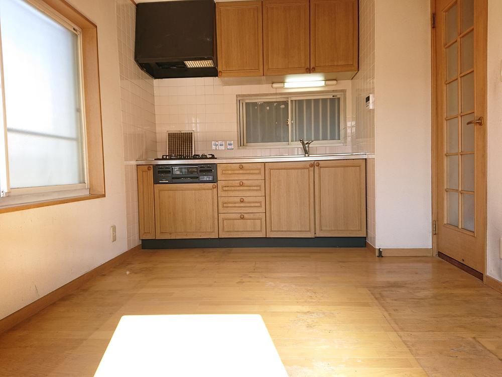 楠根南町　中古一戸建てのキッチン|システムキッチン
■物件内覧・資金計画相談・住宅ローン相談、リフォーム相談、お問合せ受付中■
※当日・翌日のご内覧、ご相談はお電話でのお問合せがスムーズです！