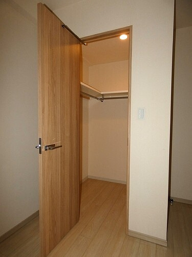 ライオンズ横浜新子安ハーバーコートの収納|洋室約6.3畳　ウォークインクロゼット