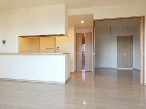 ライオンズ横浜新子安ハーバーコートの居間・リビング|リビングダイニング　別角度