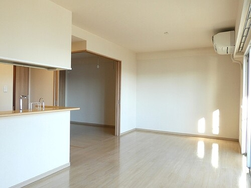 ライオンズ横浜新子安ハーバーコートの居間・リビング|リビングダイニング　別角度