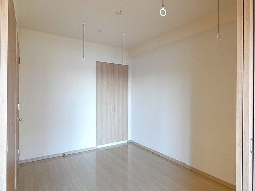 ライオンズ横浜新子安ハーバーコートの居間・リビング|洋室約5.0畳（LD隣）