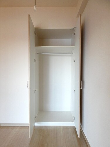 ライオンズ横浜新子安ハーバーコートの収納|洋室約5.0畳（LD隣）　クロゼット