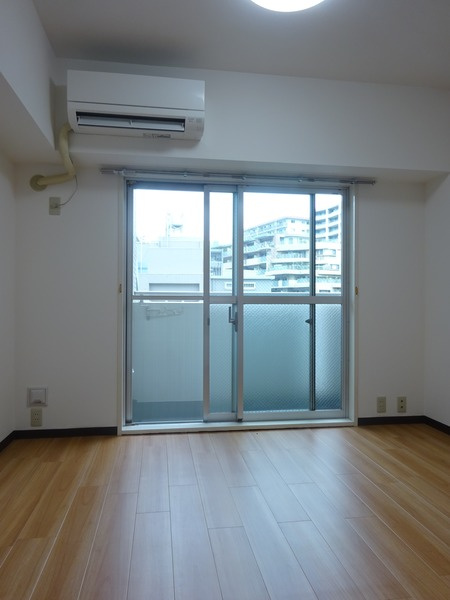 ネオマイム横浜台町の居間・リビング