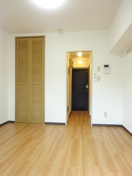 ネオマイム横浜台町の居間・リビング