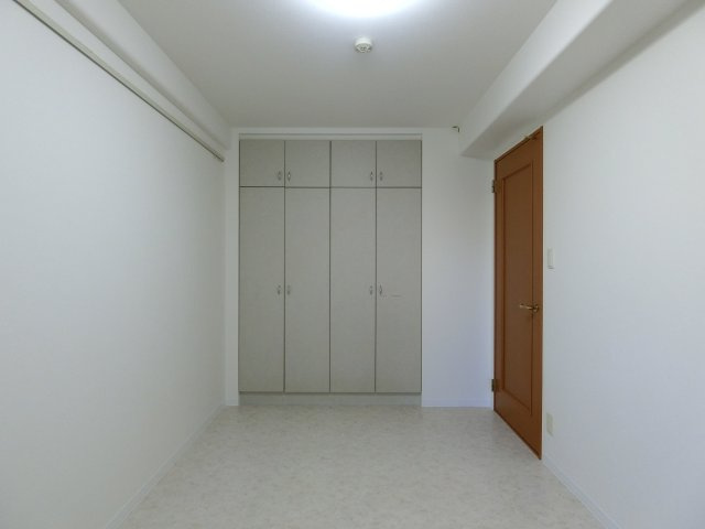 サーパス西福原の洋室