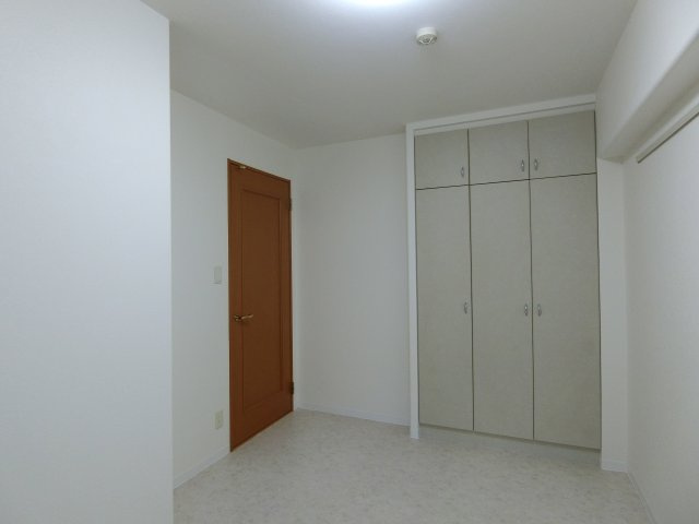 サーパス西福原の洋室