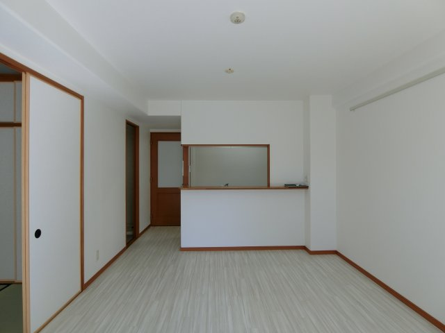 サーパス西福原の居間・リビング