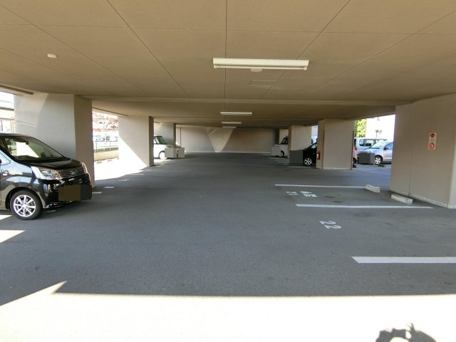 サーパス西福原の駐車場