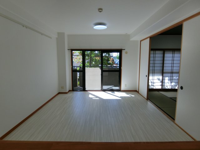 サーパス西福原の居間・リビング