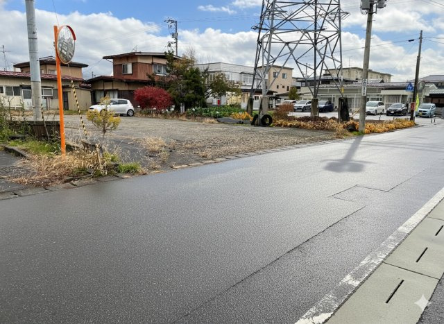 寒河江市大字高屋字西浦92の前面道路含む現地写真|幅員約5.6m （北側道路）
接道約14m
