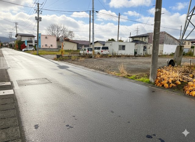 寒河江市大字高屋字西浦92の前面道路含む現地写真|幅員約5.6m （北側道路）
接道約14m