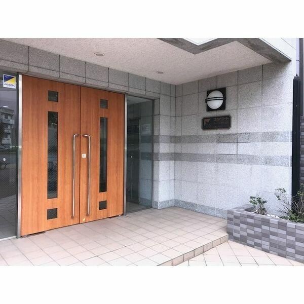 スカイコートヌーベル新宿落合のエントランス