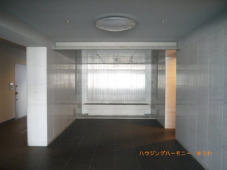 【その他共用部分】 | 清潔感と歓迎感があるエントランスホールとなります。