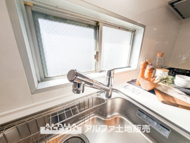 グリーンヒル貝取のキッチン|【Water cleaner】
◆浄水器◆蛇口から流れ出すお水はクリーンでいつも楽しめます。また浄水器内臓シャワー混合栓なので場所取らずのスッキリとしたスタイルです。