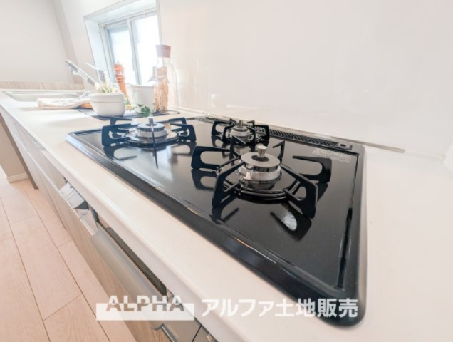 グリーンヒル貝取のキッチン|【Gas range】
◆ガスレンジ◆ホーローレンジは丈夫で汚れにくく、お料理の後もさっと拭くだけで清潔。毎日の家事をラクにし、ご家族の笑顔を支える嬉しい設備です。