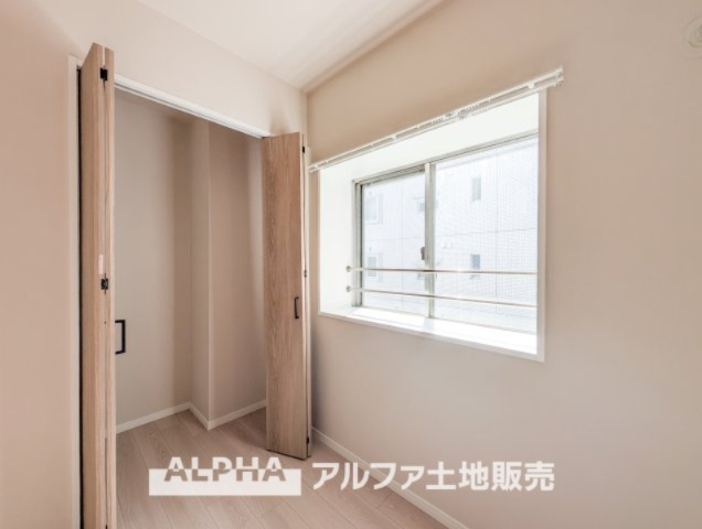 グリーンヒル貝取の収納|【closet】
◆クロゼット◆各居室のクロゼットは大好きな服、大事なバッグやアクセサリー、そして大切な思い出の品々。そんなものを傍らにそっと置いておきたい場所です。