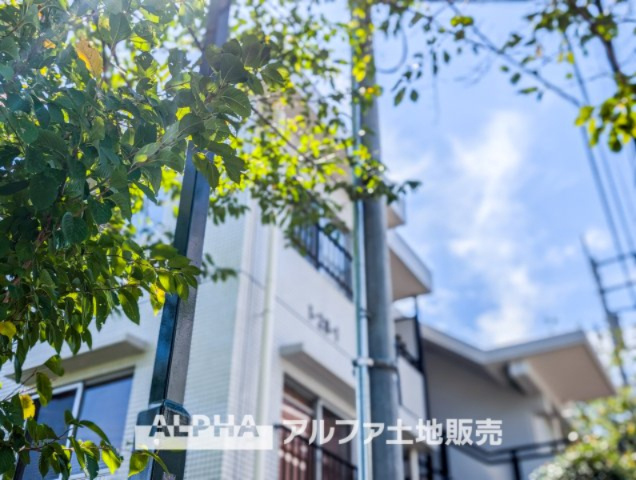 グリーンヒル貝取の外観|【House of the Sun】
◆明るい家◆太陽の温かな光がお家全体を照らす。そこには目を輝かせ笑顔で見つめてくれる君がいて、「ただいま」の言葉がこだまする。そんな君の瞳に恋している。