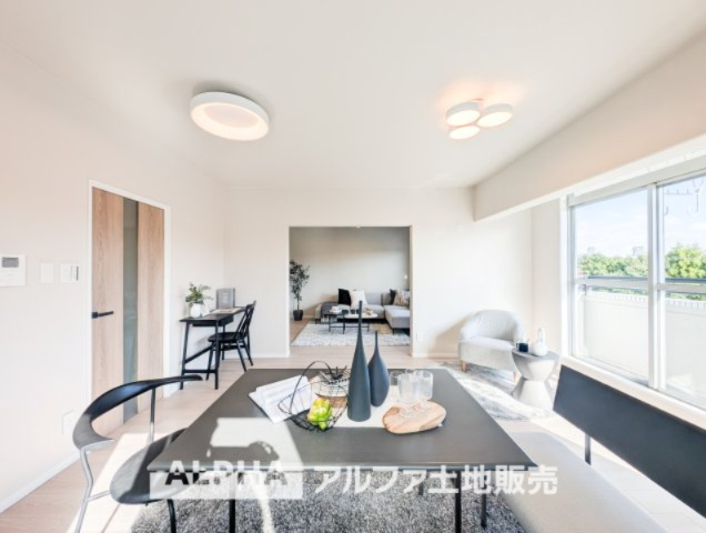 グリーンヒル貝取の居間・リビング|【Holiday of a home】
◆季節外れのホームホリディ◆喧噪から離れ広々したリビングでゆったりと過ごす。そんな休日があっていい。『何もしない時を楽しむ』そんな贅沢な時間を家族と堪能する。