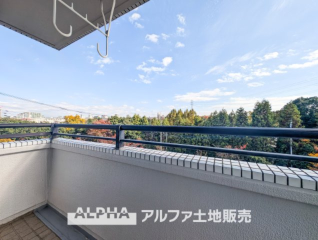 グリーンヒル貝取の展望|【Blue sky terrace】
◆青空テラス◆バルコニーから望む紺碧の空からそよ風、そして目に映るのはグリーン広がる風光明媚な世界。それは清々しい自然の薫りを肌で感じる幸せな空間。