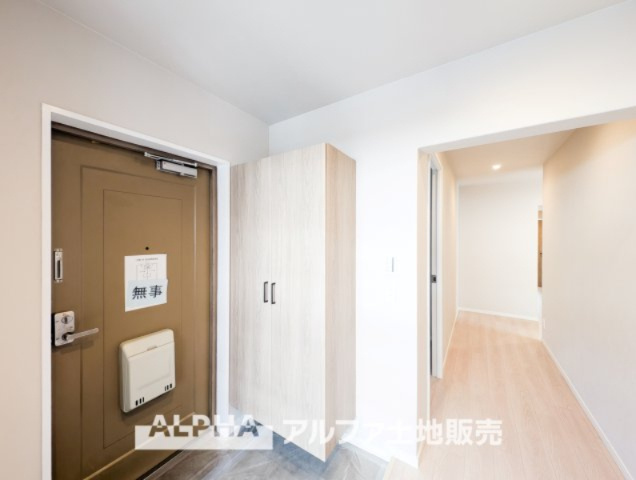 グリーンヒル貝取の玄関|【Shoes cloakroom】
◆シューズクローク◆帰宅し玄関を入ると容量たっぷりなシューズクローク。そこにはお気に入りのチャカブーツやジョンロブのストレートチップを眺める。そんな時間も悪くない。