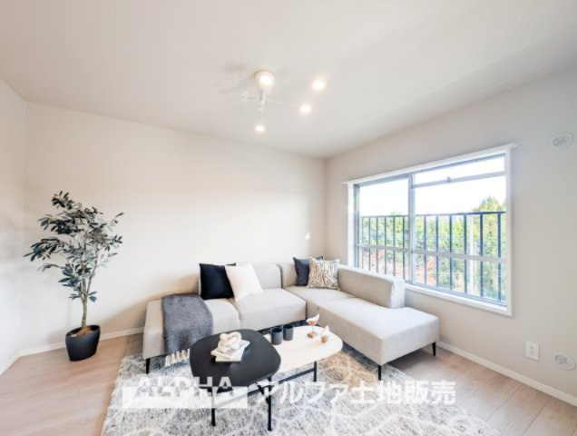 グリーンヒル貝取の居間・リビング|【Window】
◆窓に飾られた◆ブラインドから飛び込む優しい採光と相まって風光明媚な情景を作り上げている。ふと、花に目をやると忙しい毎日も心穏やかになる素敵な瞬間。