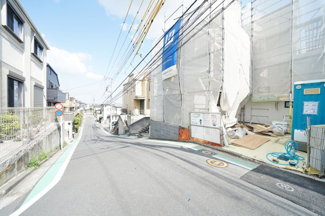 【横浜市保土ケ谷区法泉2丁目8-18新築戸建て】★仲介手数料無料★（初音が丘小学校・橘中学校）の前面道路含む現地写真