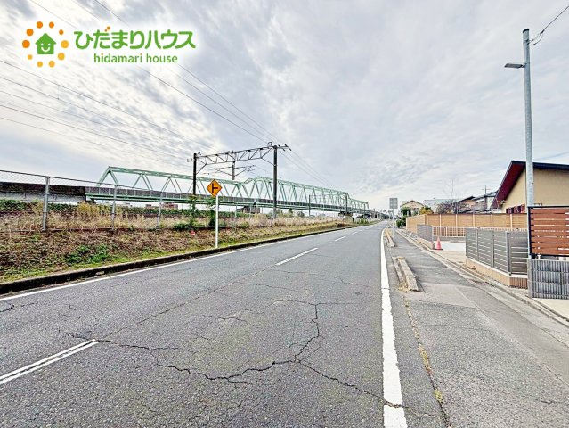 【前面道路含む現地写真】 | 水戸市城東3丁目　中古戸建 | 前面道路は11メートル以上あり、間口も広いのでお車の出し入れも楽々！