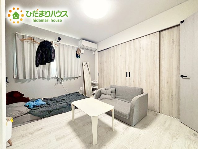 【洋室】 | 水戸市城東3丁目　中古戸建 | 明るい色合いの床と建具が清潔感を感じさせてくれます