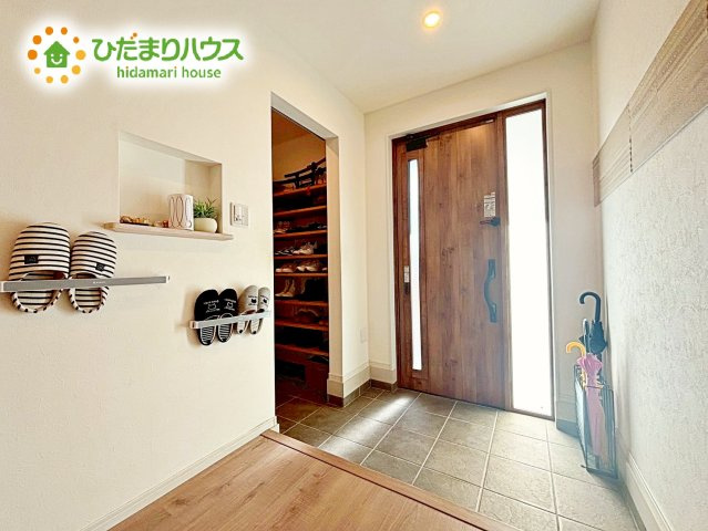 【玄関】 | 水戸市城東3丁目　中古戸建 | 靴で溢れかえっていた玄関も、大きなシューズボックスと、玄関横のクロークでスッキリ解決！玄関は「その家の顔」とお考えの方にオススメの広さです。