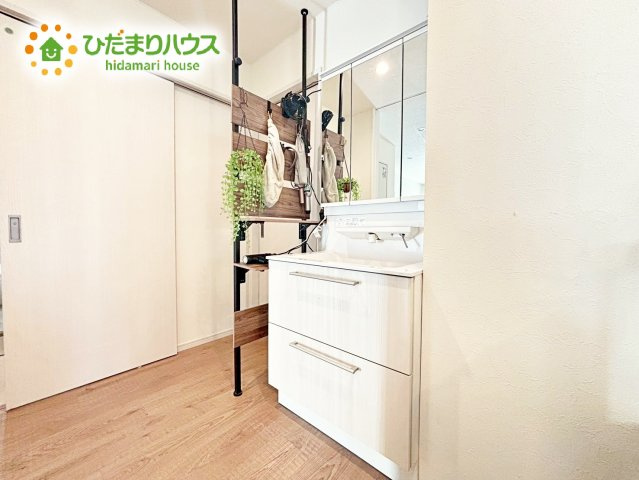 【独立洗面台】 | 水戸市城東3丁目　中古戸建 | 三面鏡裏収納には化粧品や洗面用品類をすっきり整理できます(#^^#)