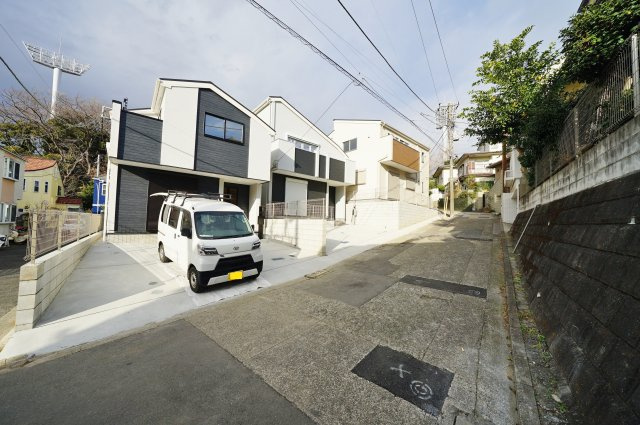 【横浜市保土ケ谷区鎌谷町339-7全3棟新築戸建て】★仲介手数料無料★（宮谷小学校・宮田中学校）の前面道路含む現地写真