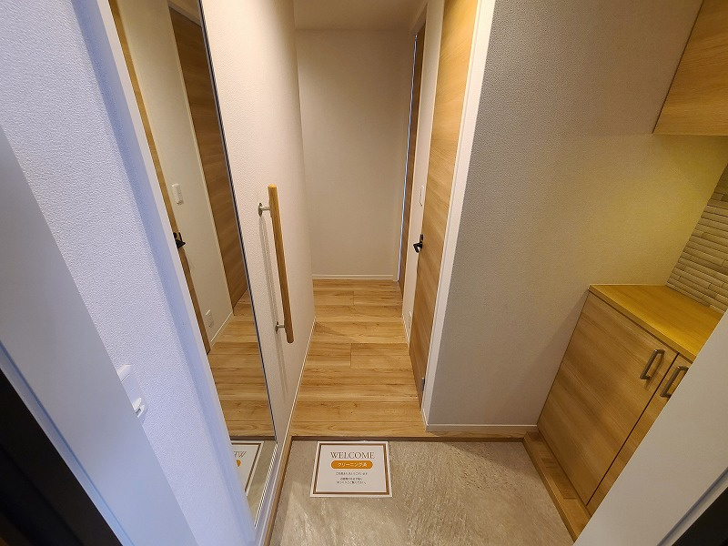 太陽の家の玄関|★広めの玄関スペース・人感センサー付きのダウンライトを設置★