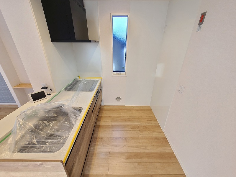 太陽の家のキッチン|★冷蔵庫やキッチンカウンターが置ける奥行スペースを確保しています★