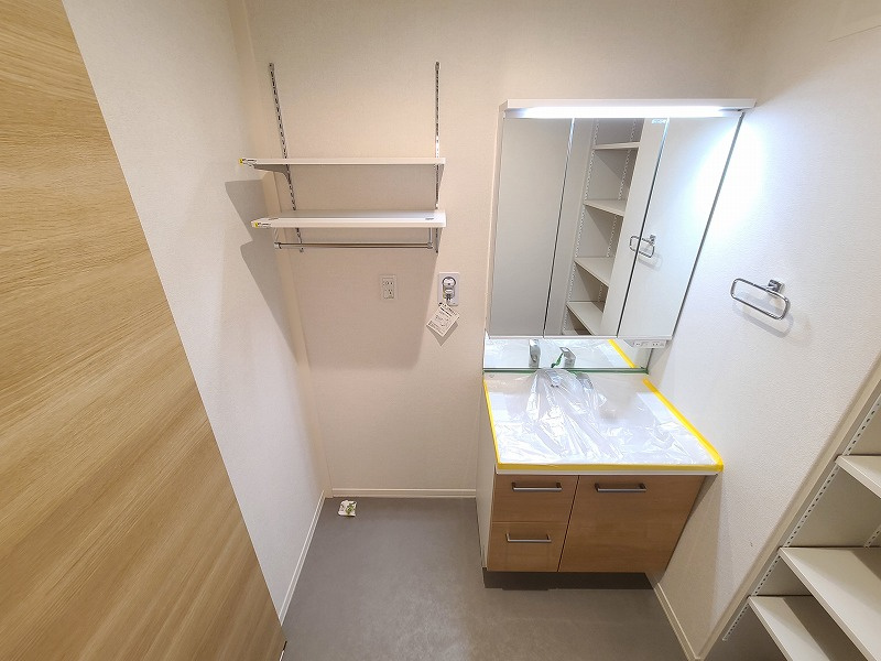太陽の家の洗面所|★シャワードレッサー型洗面台・室内洗濯機置場★