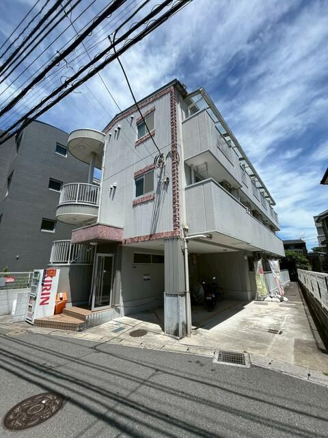 バーミリオン市川の駐車場