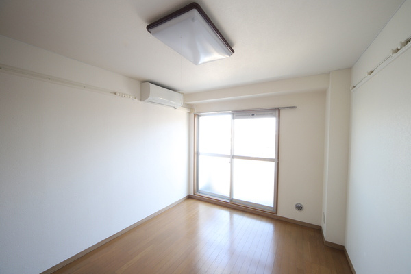 バーミリオン市川の居間・リビング