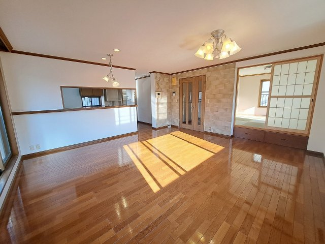 甲子園四番町戸建の居間・リビング