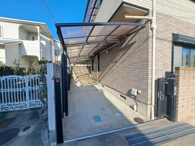 甲子園四番町戸建の駐車場