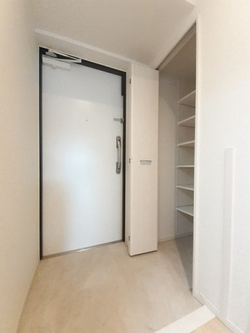 スアヴィス千葉の玄関|明るい玄関です