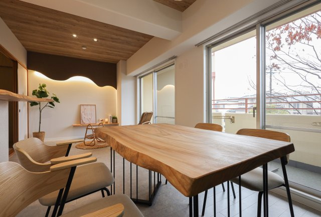 ディオ・フェルティ大津瀬田　天然木フルリノベーションの居間・リビング