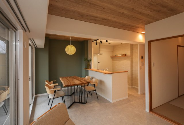 ディオ・フェルティ大津瀬田　天然木フルリノベーションの居間・リビング