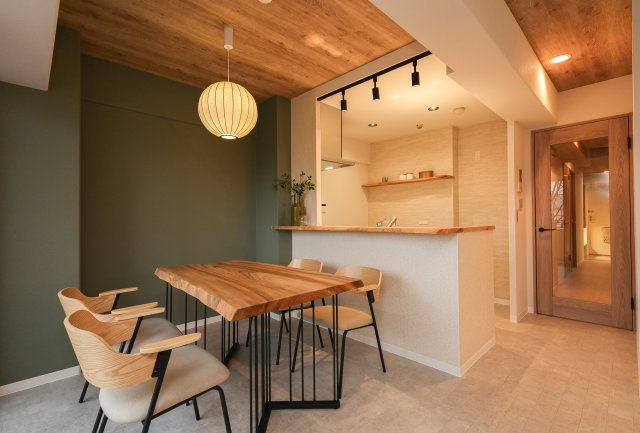 ディオ・フェルティ大津瀬田　天然木フルリノベーションの居間・リビング