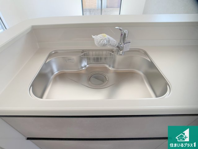 加古川市平岡町高畑　新築一戸建ての独立洗面台|清潔感のある洗面台です。フラットな鏡は掃除がしやすく毎日清潔！ホースは引き出して使えるので洗顔やお掃除の際に便利です！