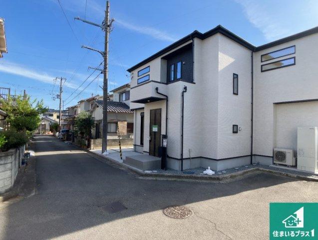 加古川市平岡町高畑　新築一戸建ての前面道路含む現地写真|周辺は閑静な住宅街！前面道路広々で車の出し入れも便利です。駐車が苦手な方でも安心して車庫入れできます！