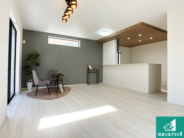 加古川市平岡町高畑　新築一戸建ての居間・リビング|日当たり良好の明るいリビングで朝の目覚めもスッキリできそう！対面キッチンでご家族のコミュニケーションも自然と増える設計！小さなお子様が遊ぶスペースを作っても広々とくつろげるLDK！