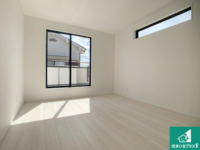 加古川市平岡町高畑　新築一戸建ての洋室|寝室は心地よい眠りについてもらいたくて、シンプルかつ開放的な空間な設計にしています！大きな窓から差し込む日が心地いいです♪