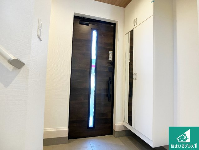 加古川市平岡町高畑　新築一戸建ての玄関|シューズボックスにはたくさんの靴が収納できるので玄関周りはいつもスッキリ！ご家族が増えても安心！