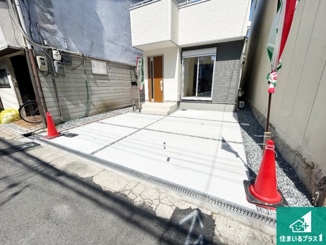 大阪市生野区田島　新築一戸建ての駐車場|並列２台駐車可能！ゆとりの駐車スペースで車庫入れもスムーズ！
