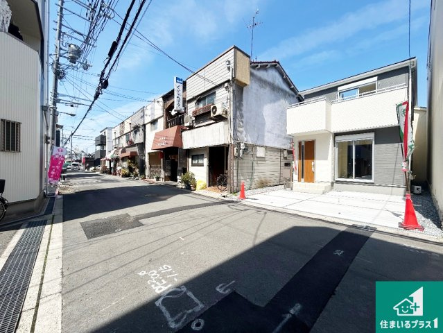 大阪市生野区田島　新築一戸建ての前面道路含む現地写真|周辺は閑静な住宅街！前面道路広々で車の出し入れも便利です。駐車が苦手な方でも安心して車庫入れできます！