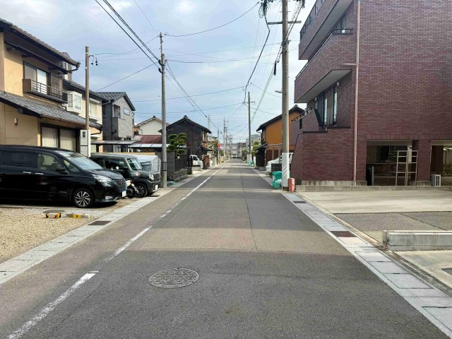 ６３２３０　岐阜市三笠町中古戸建ての前面道路含む現地写真